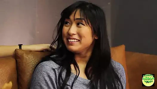 Asyalı esmer lezbiyen arkadaşının amından biraz yardım alarak eski sevgiliyi atlatıyor