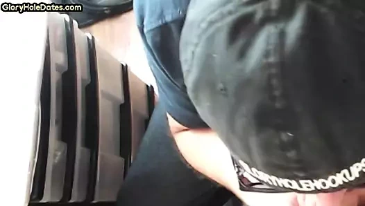 Duvar deliği ev yapımı dilf evde yakın çekimde yarak emiyor