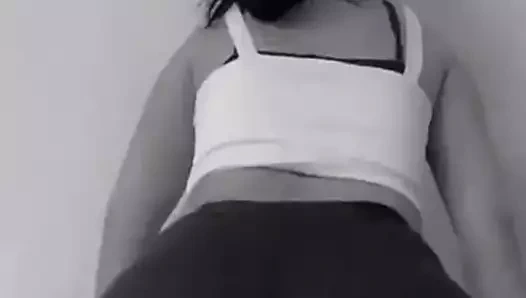 Drugarica tverkuje (Twerk)