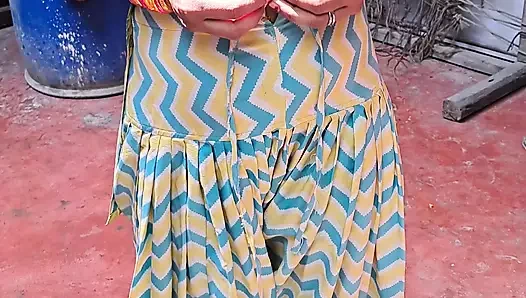 Hintli vücutlu yenge xshika banyo yapıyor