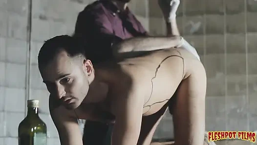 Fleshpotfilms: Brett Tyler Blake James ile yemek pişirme yarışmasından önce yoğun bir hazırlıkla karşı karşıya