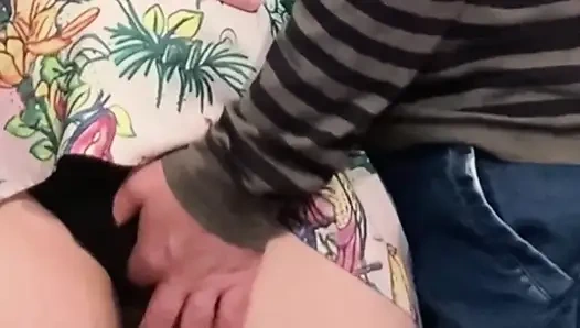 Bu kız herkesin içinde amını ovmama izin veriyor