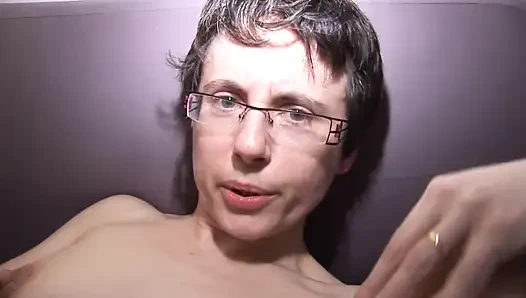 Ateşli grup seks sikişiyor ve amatör sürtükle yumruk sokuyor