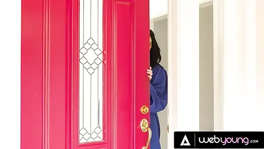 Ateşli Whitney Wright mezuniyet itirafı sonrası eski kızıl saçlı zorba Sabina Rouge tarafından baştan çıkarılıyor