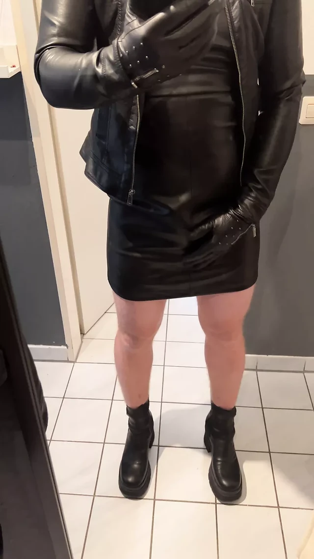 Камшот соло сисси Laura в полном кожаном платье и ботильонах