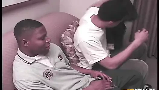 Kızıl saçlı zenci ve kız arkadaşları amcıklarını yediriyor ve daha fazla zenci adam tarafından pompalanıyor