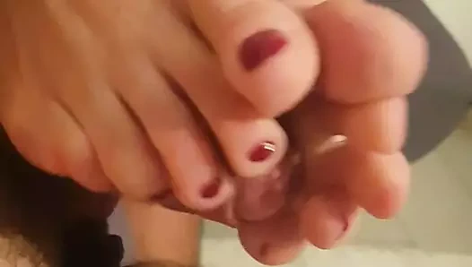 Tina benim sıcak amatör kız arkadaşı ilk footjob yapıyor ve ejoys seksi ayaklarını benim kazımda ovuşturuyor