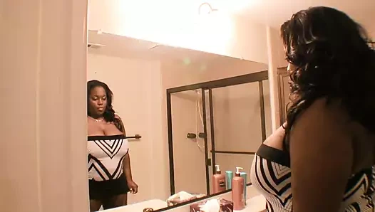 Bayan Kitten Black iri göğüslü ve çok kıllı bir sürtük