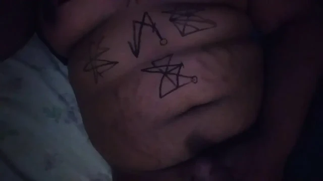 İri güzel kadın enby kenar yapıyor ve boşalıyor