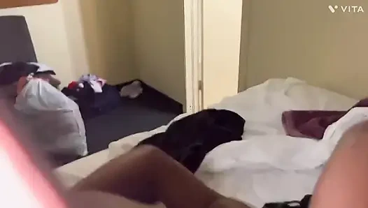 18 yaşındaki minik zenci genç kız göt deliğiyle oynarken dersi atlarken yakalanıyor