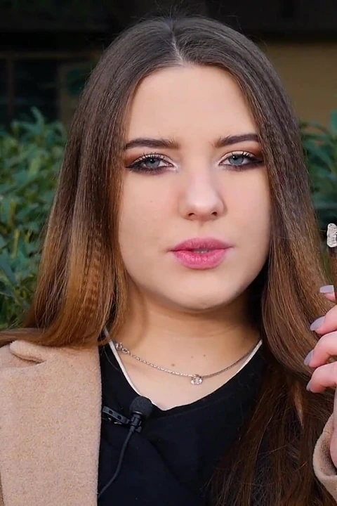 Rus kız öğle tatilini sigara içerek geçiriyor