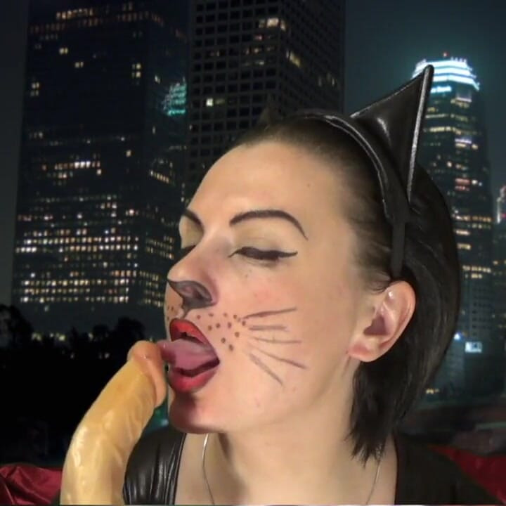 Kitty yarağını sağıyor