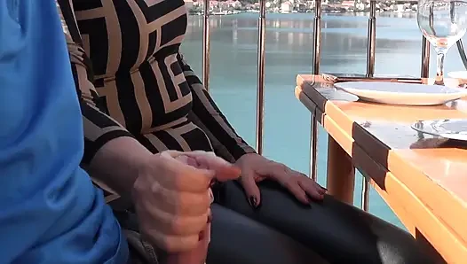 Aşırı! Ateşli yarak masanın altına boşalmak için yaratılmış
