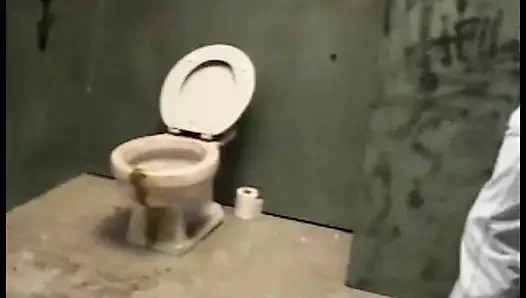 Sarışın ateşli kız kel adamın piposunu sifon deliğinden temizlemeyi seviyor ve tuvalette sikiliyor