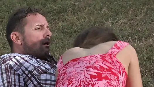 Ateşli esmer kadın çiftlikte büyük yarakla götünü siktiriyor