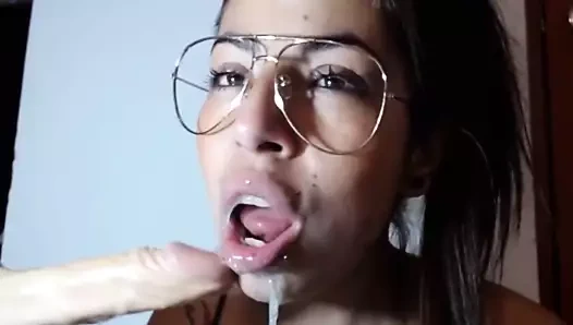 Tükürük gırtlağına kadar ıslak dildo