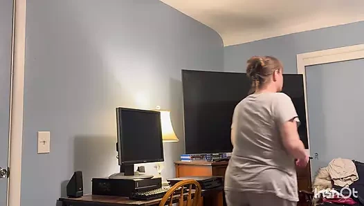 Büyük memeli ve göt deliği olan olgun anne dikkatini seviyor ve seni sert yapıyor!