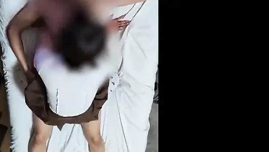 Alyans kapalı, arkasından derin yoğun seks. Kocasına ihanet ediyor, sert orgazm oluyor! 2.