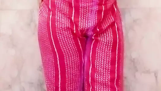 Kız kardeş banyoda seksi figürü kameraya yakalandı