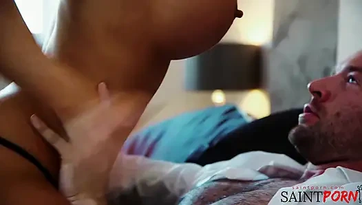 Dev göğüslü esmer kadın kocasıyla sevişiyor