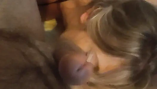 Seksi amatör sarışın emmeyi ve hepsini yutmayı seviyor