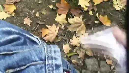 Tatlı genç nakit paraya ihtiyaç duyar