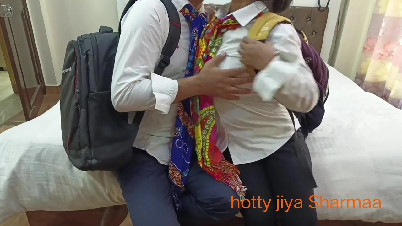 Xxx भारतीय स्कूल - सौतेली बहन ने भाई के दोस्त को स्पष्ट हिंदी ऑडियो के साथ चोद दिया