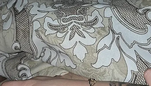 Üvey anne üvey oğlunun sikini müziksiz elle muamele çekiyor