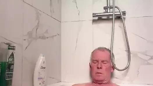 Banyoda mastürbasyon yapıyor