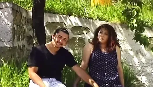 Sheer külotlu çorapla açık havada naylon fetiş oyunu
