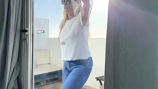 Girl Locked on the Balcony and Had to Wet Her Jeans