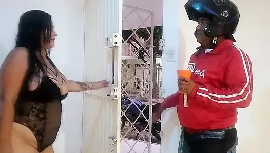 İç çamaşırımı rastgele teslimat yapan bir adama teşhir ediyorum: İlk kez götümü teşhir ediyorum ve büyük göğüslerimi bir yabancıya gösteriyorum