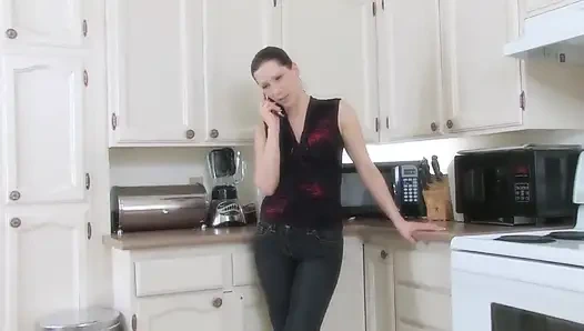 Seksi esmer kadın sikiliyor ve büyük götüne püskürtülür