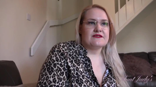 Auntjudys - büyük memeli iri güzel kadın seks terapistin Becky yarağını emiyor