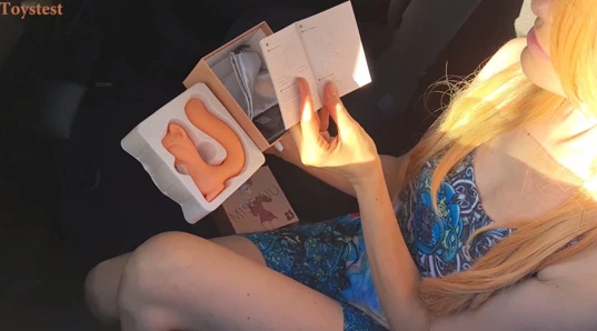 Üvey kızkardeş seks hediyesini park yerinde denemeye karar verdi