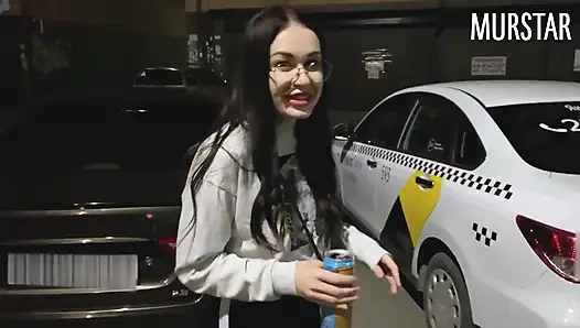 Sözleri için cevap verdi ve zorbayı emdi