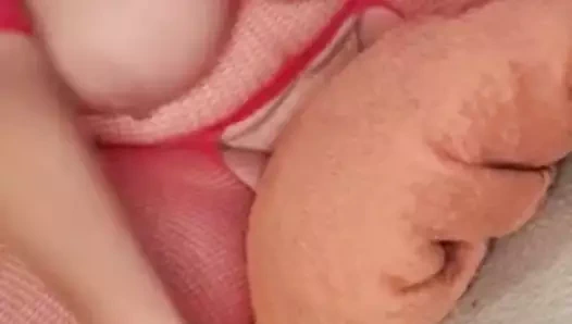 ıslak kedi ile çabalayan