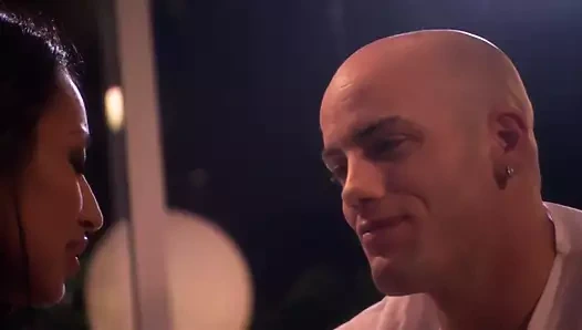 Jasmine sert bir doggystyle delme için kıçını açık yerleştirir