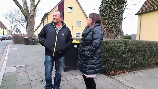 Alman orta yaşlı seksi kadın büyük yarakla iyi bir sikiş için arabaya biniyor