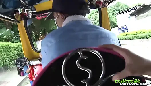 Sıska Taylandlı Asyalı her iki delikten sikiliyor