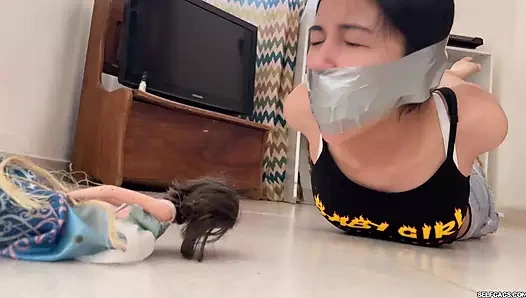 Kinky voodoo cadı 18 yaşındaki barbie kaltağı bağlar ve kirli külot ve sıkı koli bandı sarma ağzı ile ağzını tıkar