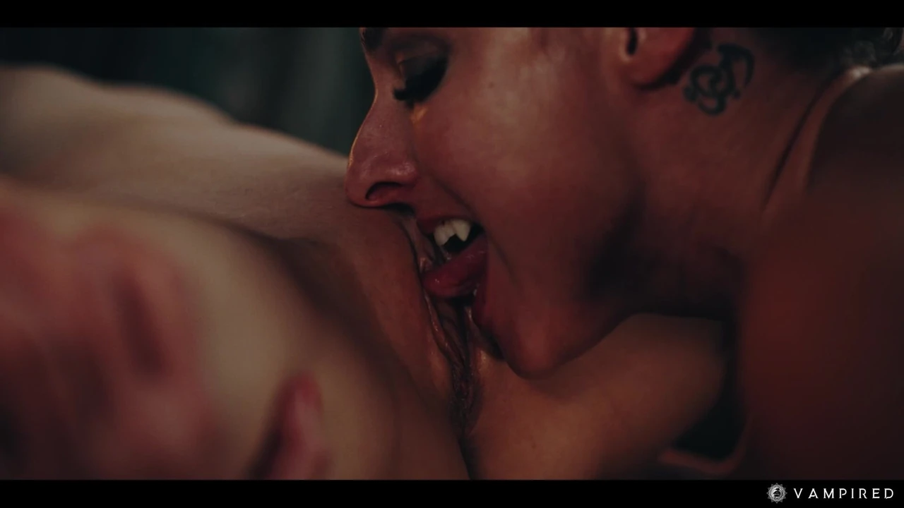 Ateşli lezbiyen vampir seksi - seksi kızlar sert bdsm esaret orgazmı fragman