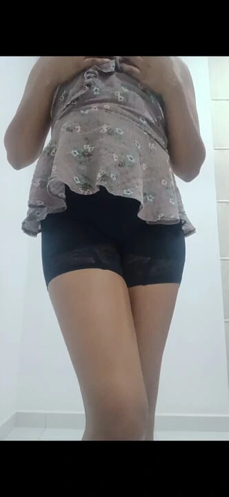 Bole elbisesini çıkarıyor ve eğlenmeye hazır