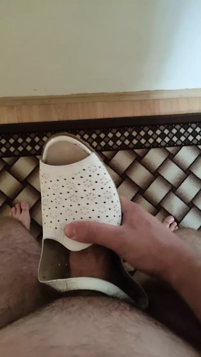 Кончаю в новые сандалии мамы