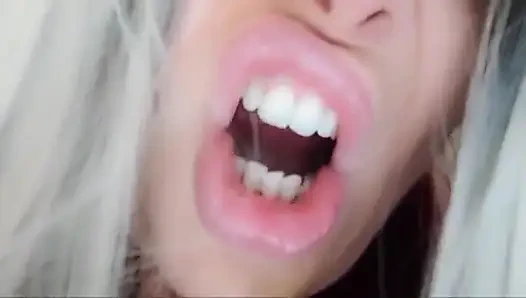 Üvey! Yatağımdayken bana bakmayı bırak