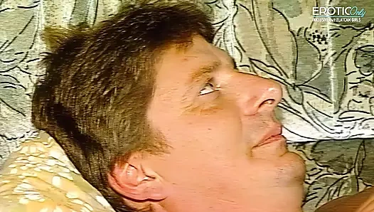 Alman retro sert sikiş - genç kız yaşlı adam tarafından sikiliyor