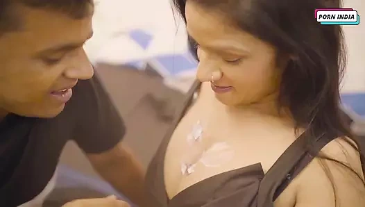 Ateşli güzel yalnız kız kurye oğlanla sikişiyor