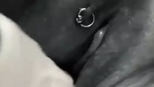 Kendi kendini sikiyor