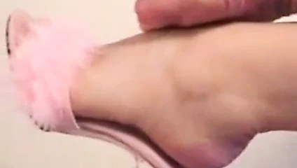 Pembe naylon çoraplar, pembe frou-frou mules