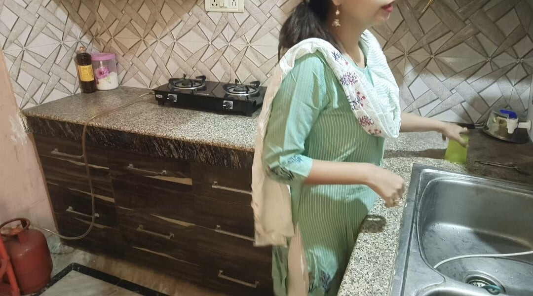 Hintli seksi üvey anne mutfakta işiyor teklif ettikten sonra ona kızıyor